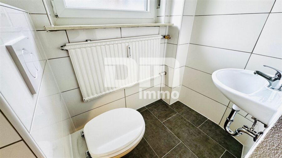 Teilsaniertes Ein- bis Zweifamilienhaus mit zusätzlichen Wohnraum - EG Badezimmer 1 / Dusche ebenerdig